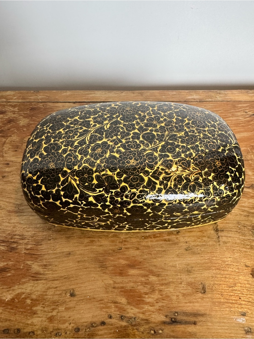 Lacquered papier-mรขchรฉ trinket box with floral decoration from Kashmir, India